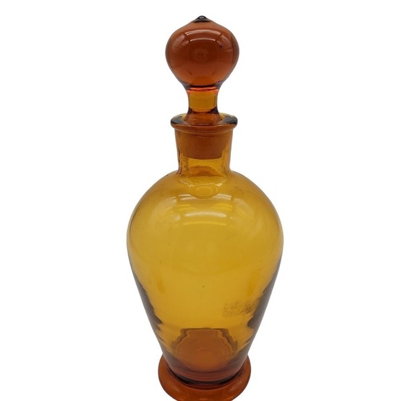 Vintage MCM Amber Glass Decanter with 2 Shot Glasses - Picture 9 of 12